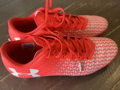 Under Armour Youth Molded Soccer / Field Cleats – Youth Size 4Y (Red/White Geometric)