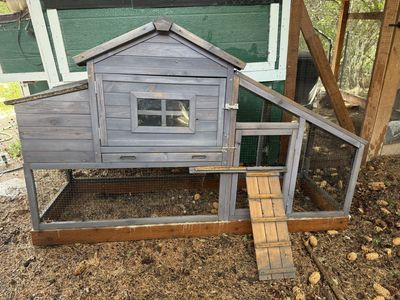 Small Gray Wooden Chicken Coop - Starter Coop for 2-3 Hens with Run and Ramp