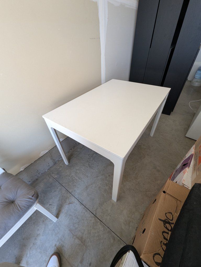 Extendable Dining Table + 4 chairs