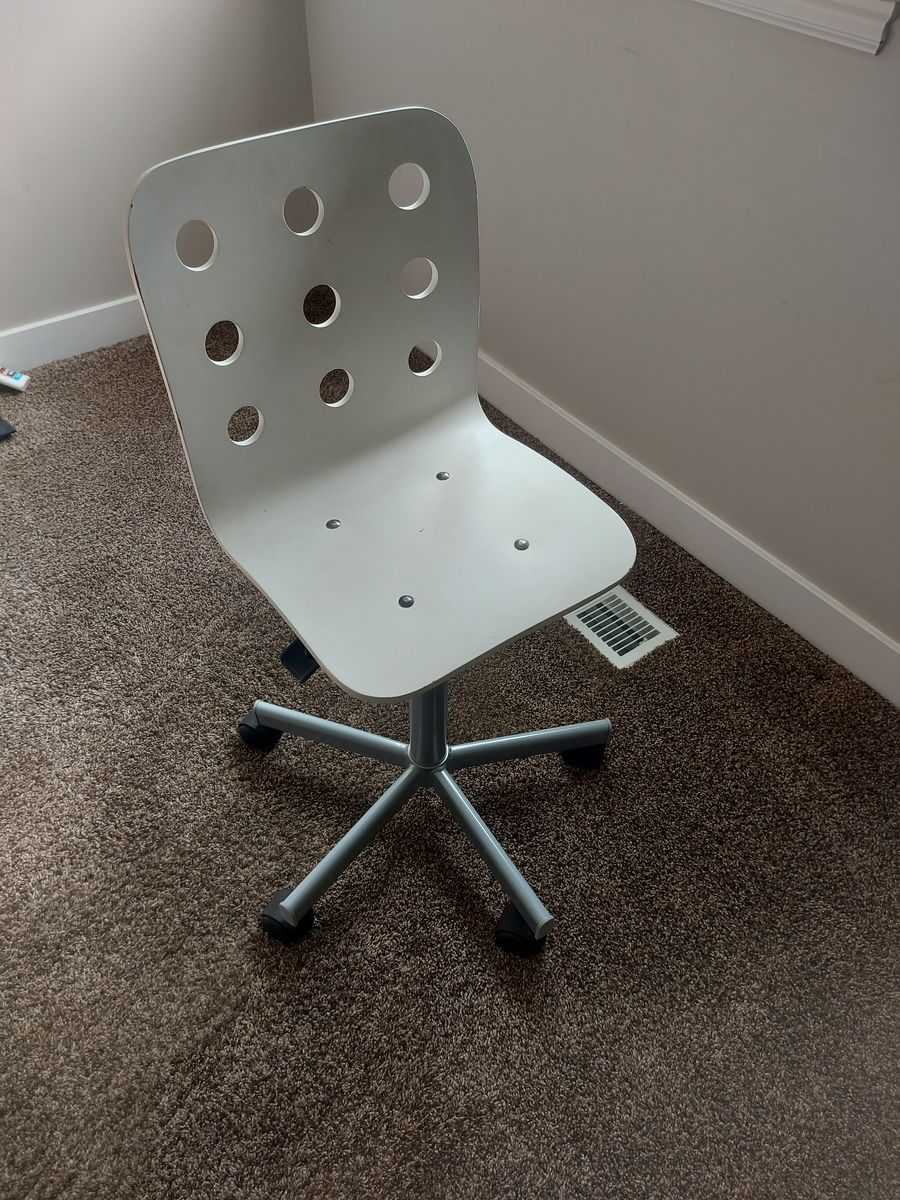 White Rolling Desk Chair – Good Condition