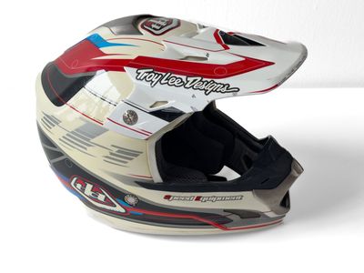 Troy Lee Designs SE2 motorcycle helmet