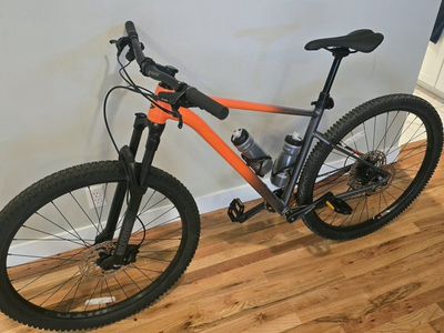 Cannondale Trail se 3 Mountain Bike - Orange/Gray, RockShox Judy Fork, Water Bottle Cages large frame
