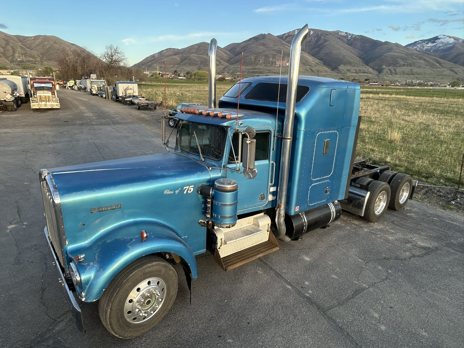 1975 Kenworth W900A extended hood