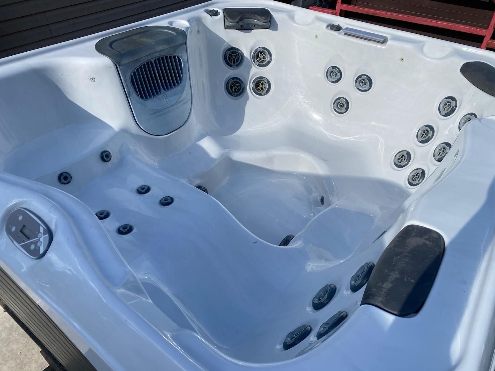 Bullfrog X6L Hot Tub - Spa w/ 5 Seating Options, New Spa Cover, Step, Cover Lifter & Free Delivery