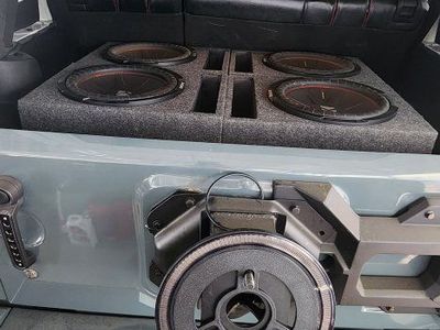 4 Kicker CompR 12" Subs