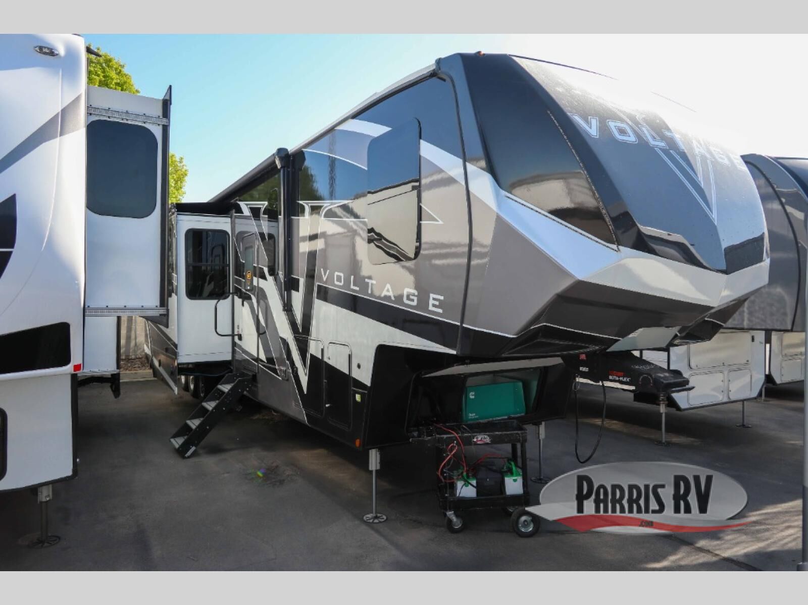 New 2025 Dutchmen RV Voltage 4225