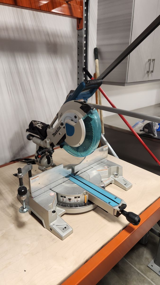 Miter Saw / Makita / Dual Slide / Compound / Laser / 10"