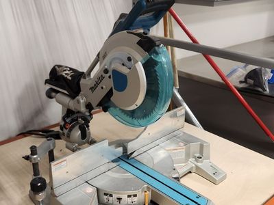 Miter Saw / Makita / Dual Slide / Compound / Laser / 10"