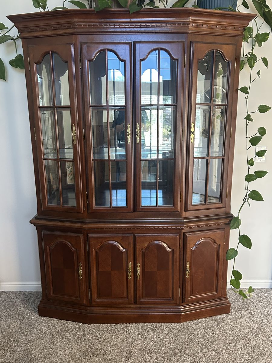 Hutch w/ glass shelves.
