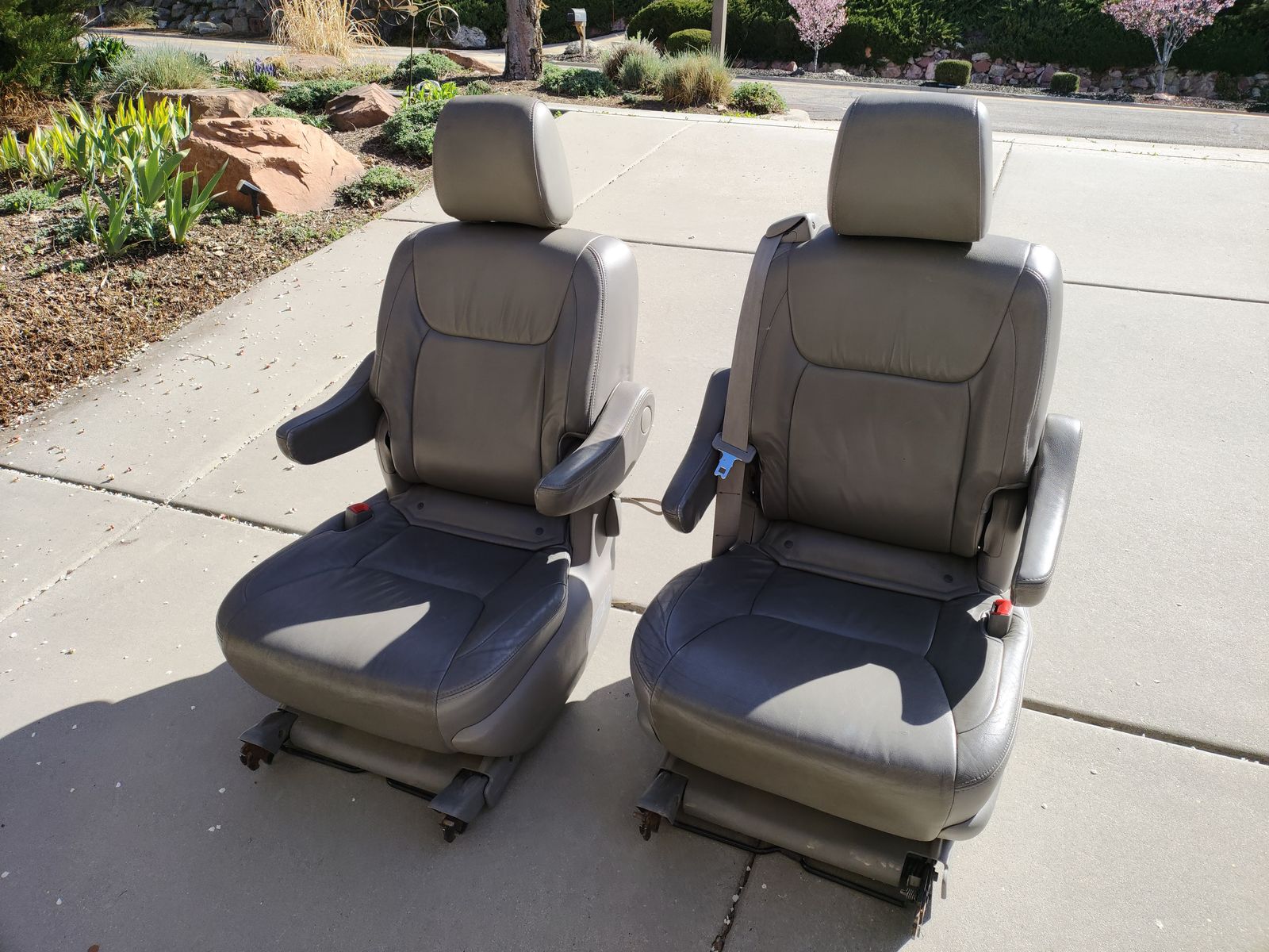 Leather Rear Seats for Toyota Sienna 2004-2009