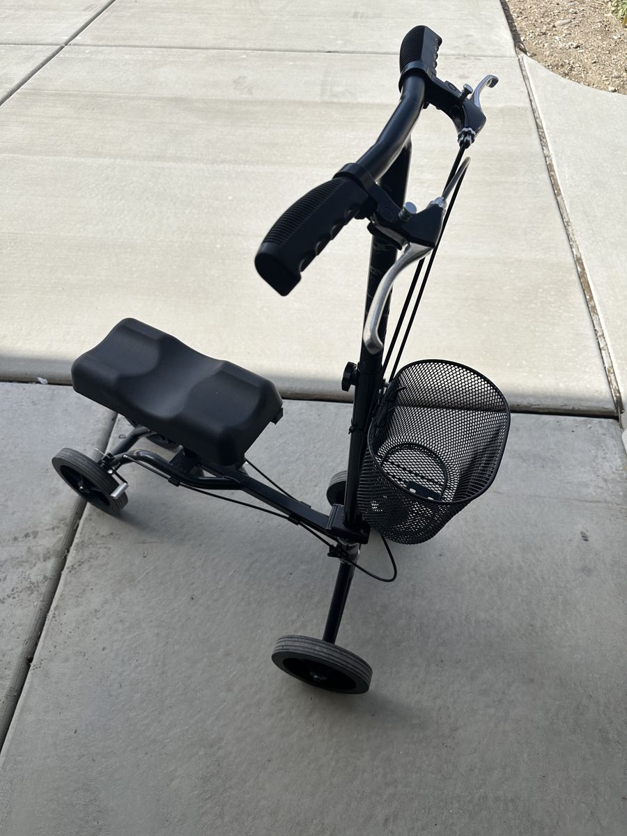 Knee scooter with basket