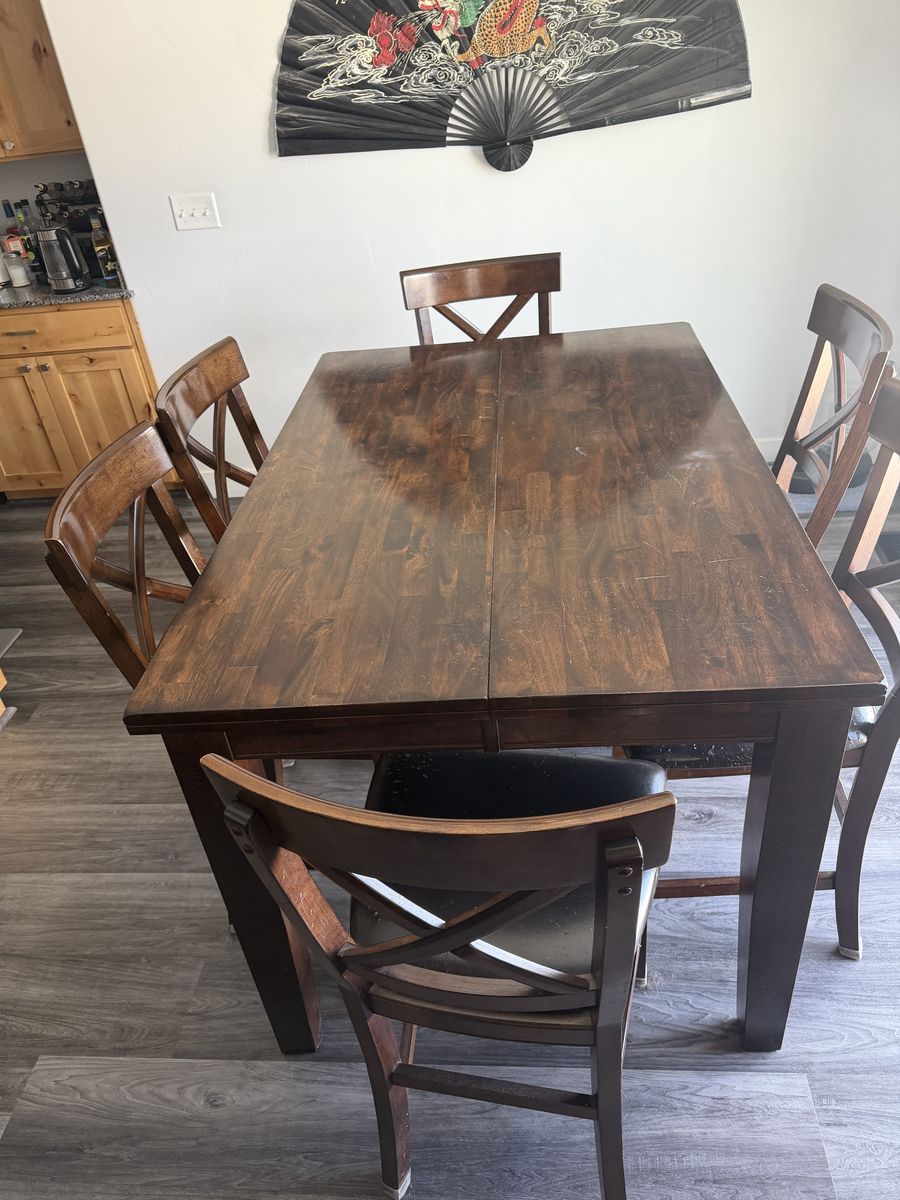 Tall wooden expandable table