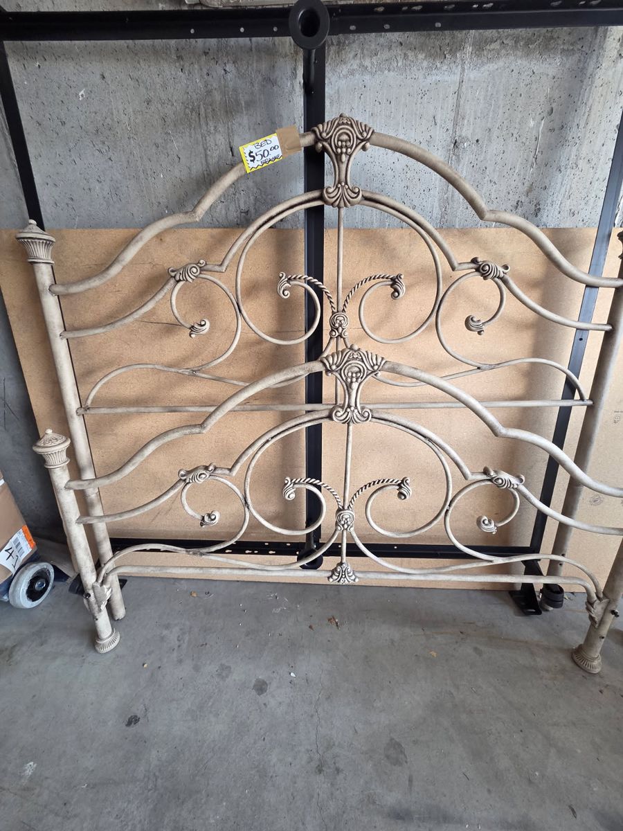 Beautiful queen bed 