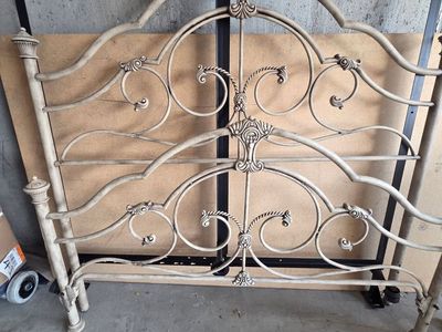 Beautiful queen bed