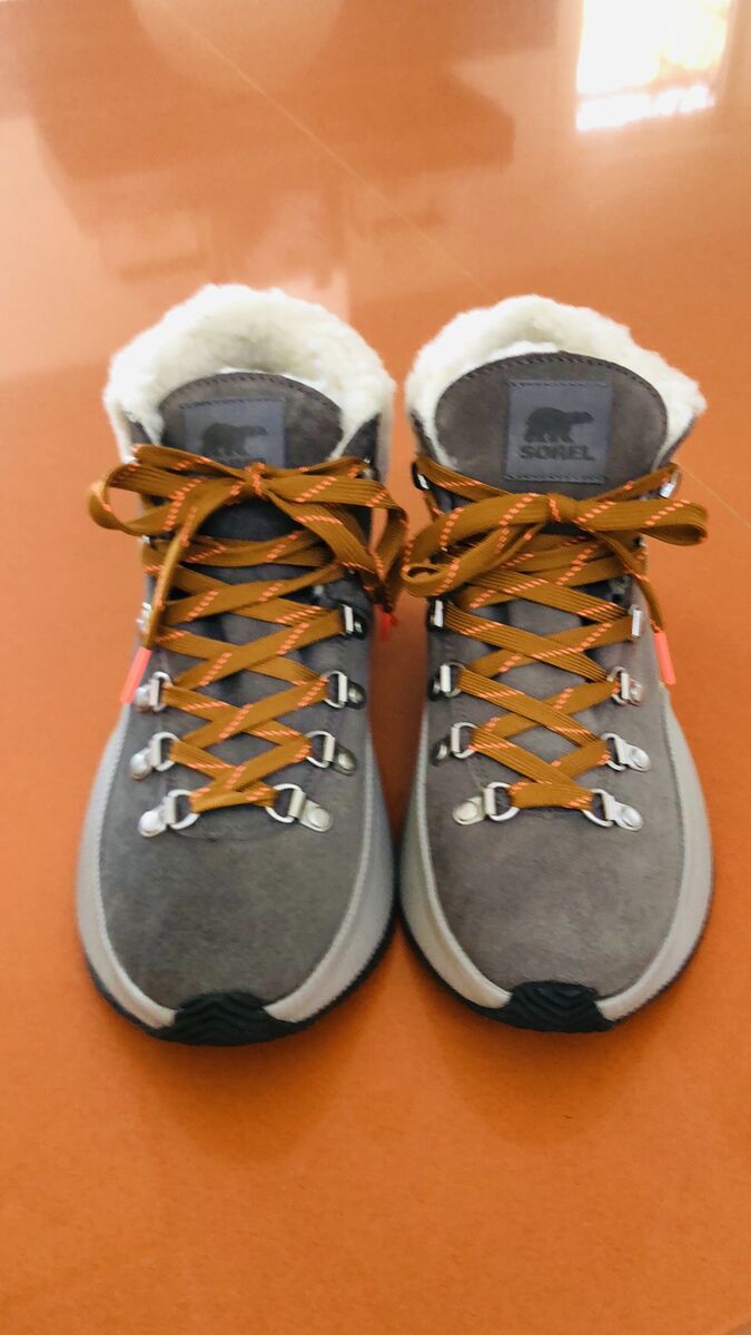 SOREL HAND CRAFTED ALL-TERRAIN WATERPROOF BOOTS, WOMEN'S SIZE 8.5