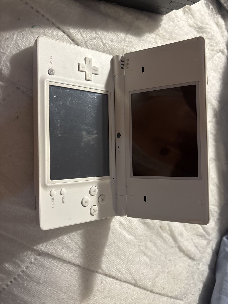 Nintendo DS & DS Lite Handheld Consoles - White & Silver - Tested, with Games & Chargers