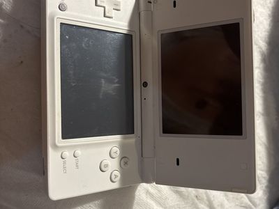 Nintendo DS & DS Lite Handheld Consoles - White & Silver - Tested, with Games & Chargers