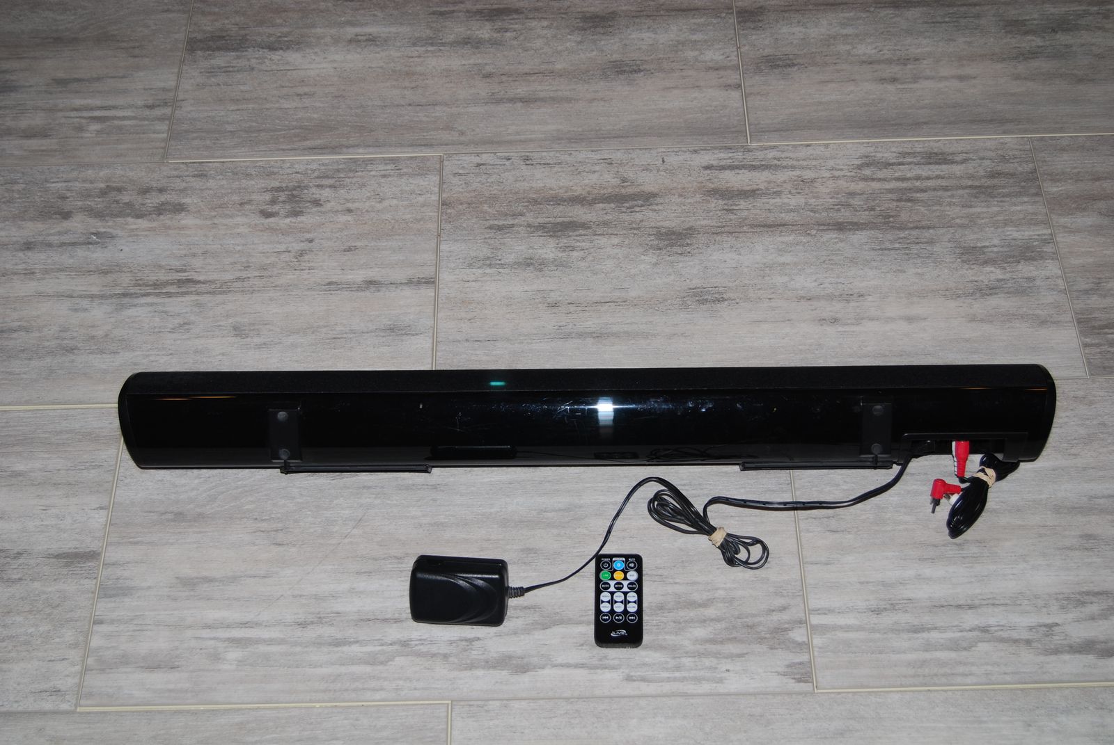 32 in. soundbar with remote and cables