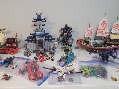 895