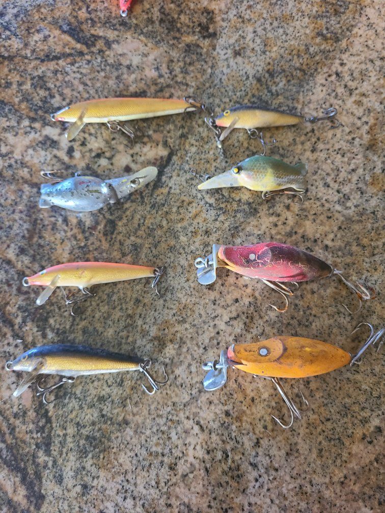 Vintage Fishing Lures Lot - 8 Assorted Wooden & Plastic Crankbaits & Minnows