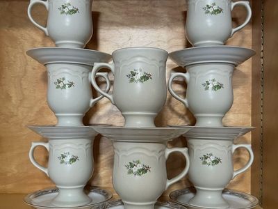 Set of 8 Vintage Pfaltzgraff Mugs - White, Holly & Berries Design, Ceramic Irish Coffee/ Hot Chocolate Mugs.