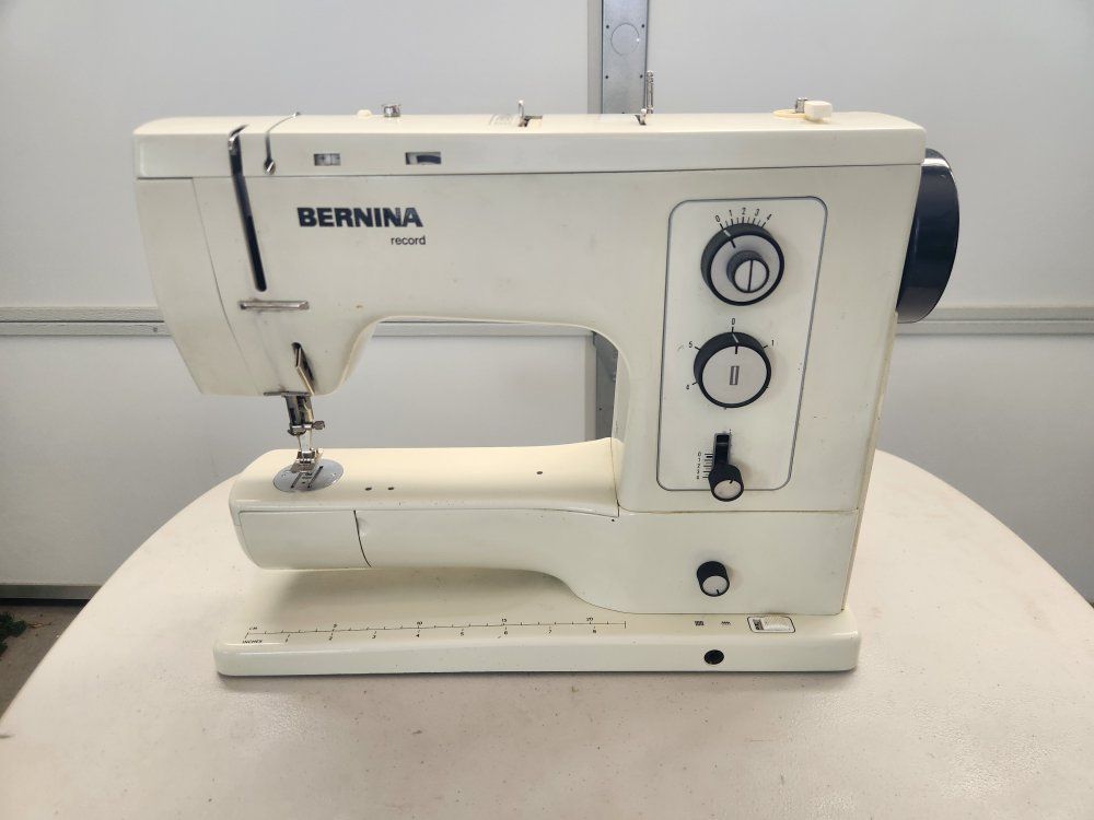 Bernina Record 830 sewing machine with foot pedel and attachments