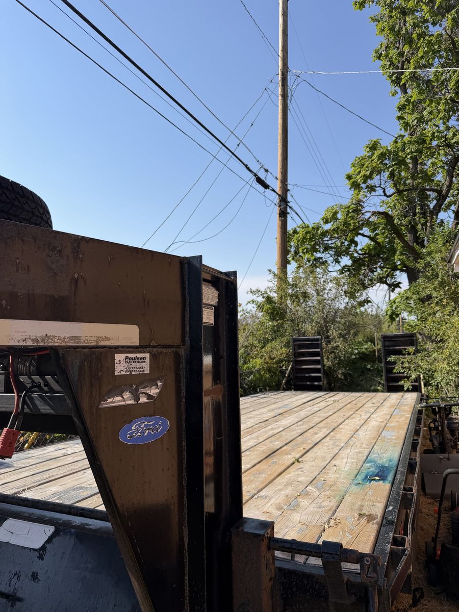 Gooseneck Flatbed Utility Trailer with Wooden Deck & Loading Ramps