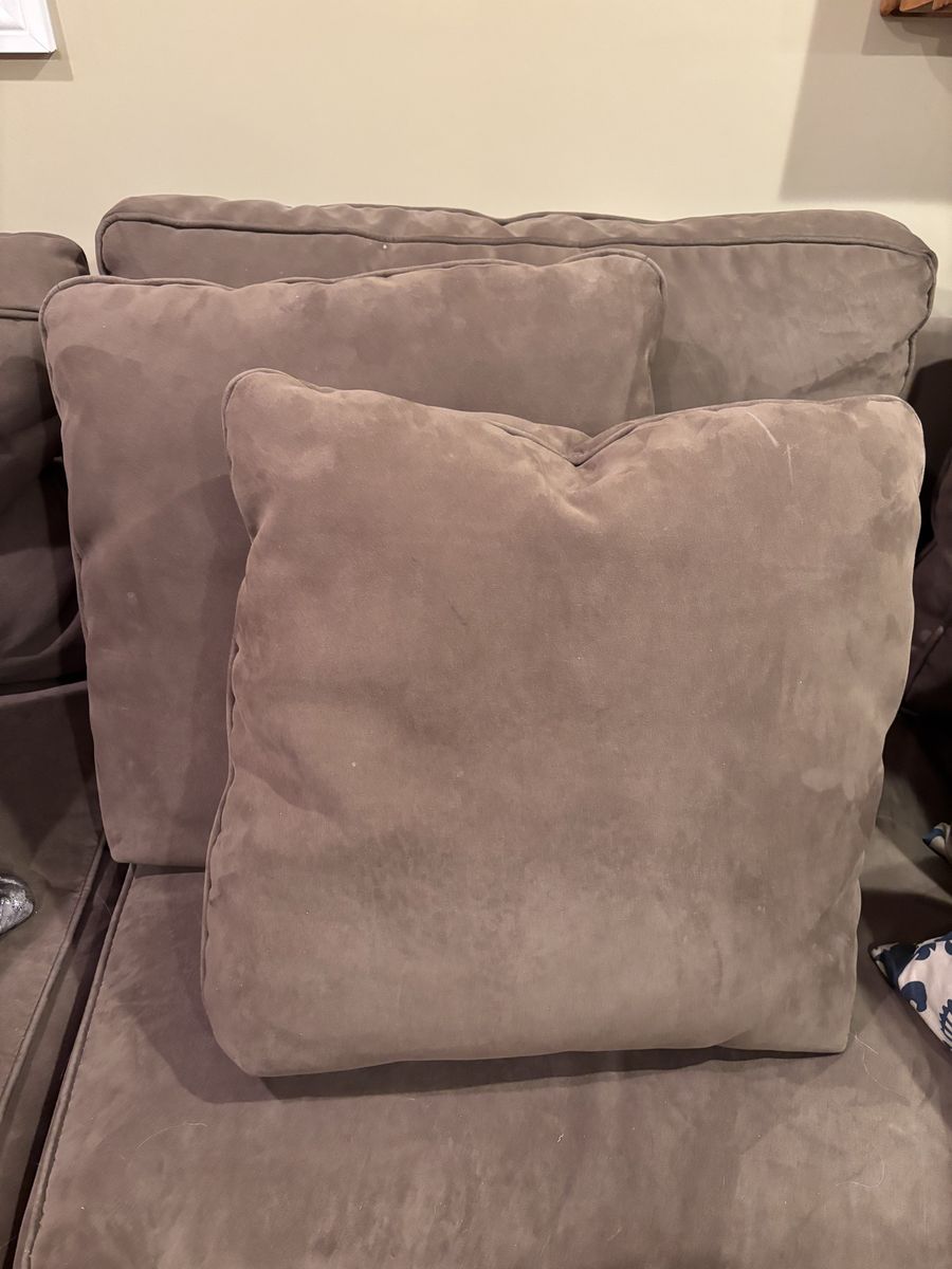 Pair of microfiber throw pillows. Located in Murray cash/Venmo. Venmo deposit to hold or fcfs.