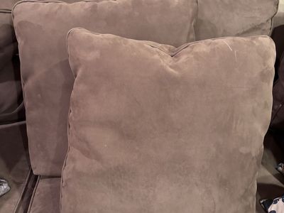 Pair of microfiber throw pillows. Located in Murray cash/Venmo. Venmo deposit to hold or fcfs.