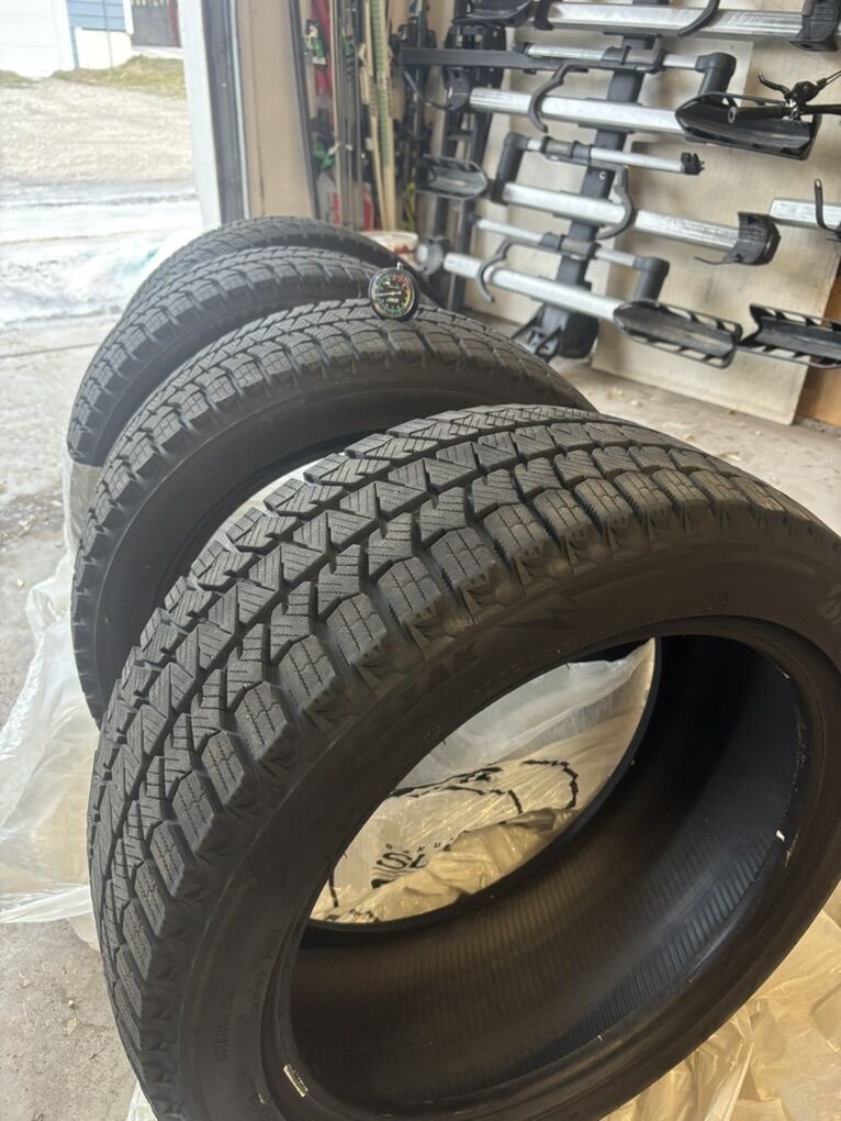 Bridgestone Blizzak WS90 245 45R18