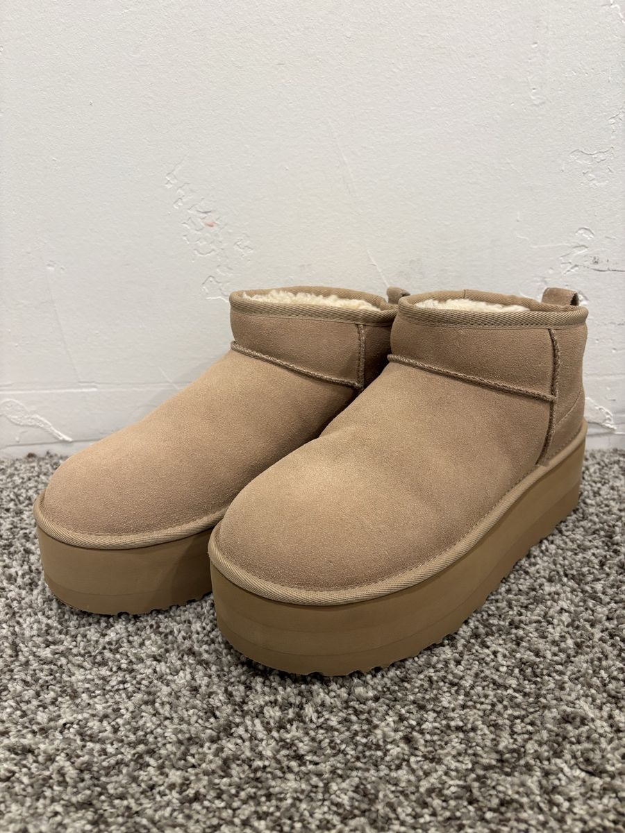Classic Ultra Mini Platform UGGS *size 8*