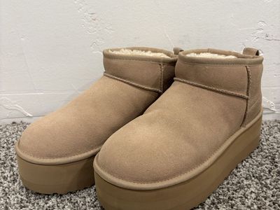 Classic Ultra Mini Platform UGGS *size 8*