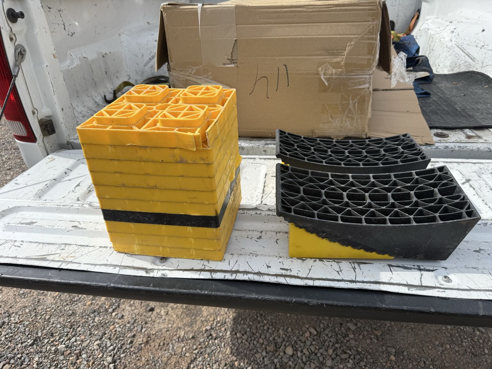 Rv leveling jack blocks and tire leveling chocks