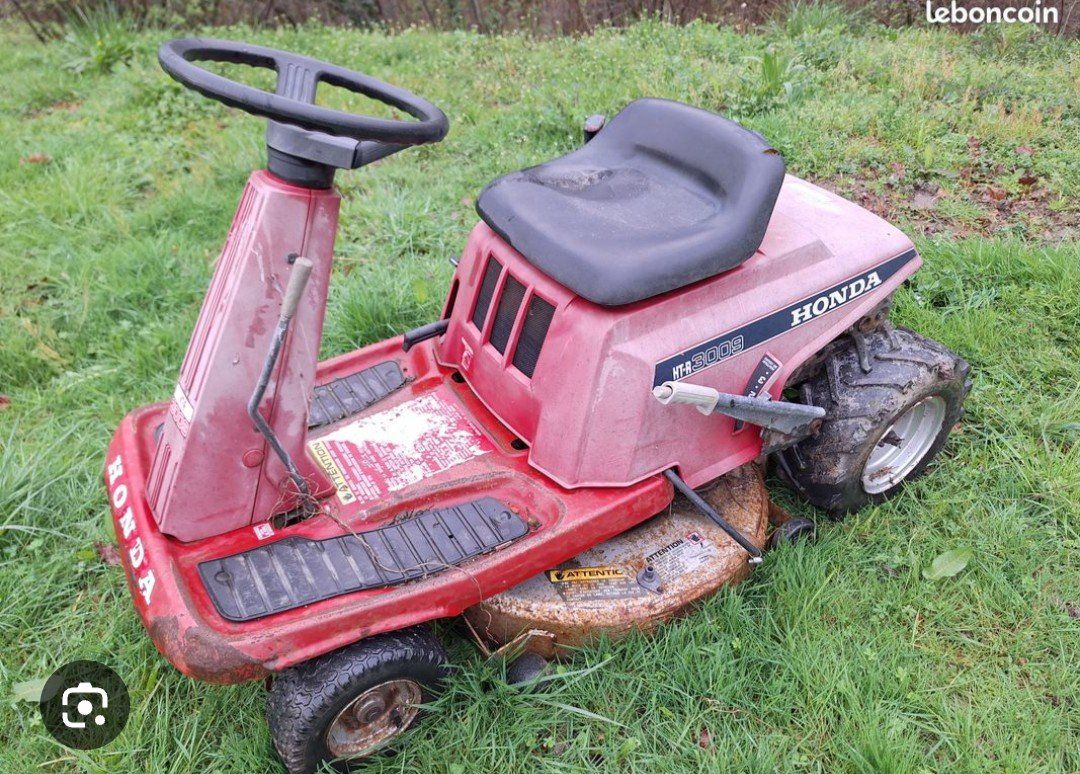 Honda 3011 ride on lawn mower. 30” deck, rear engi