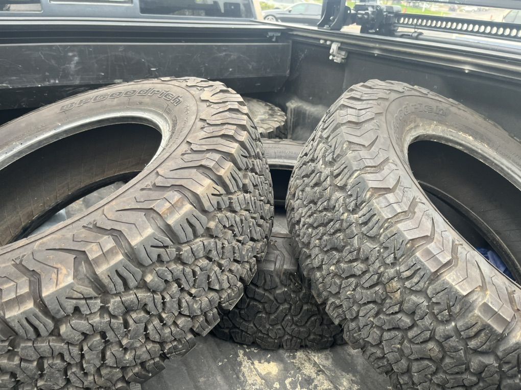 (4) Almost NEW BFG bfgoodrich 265/70/r17 265/70/17