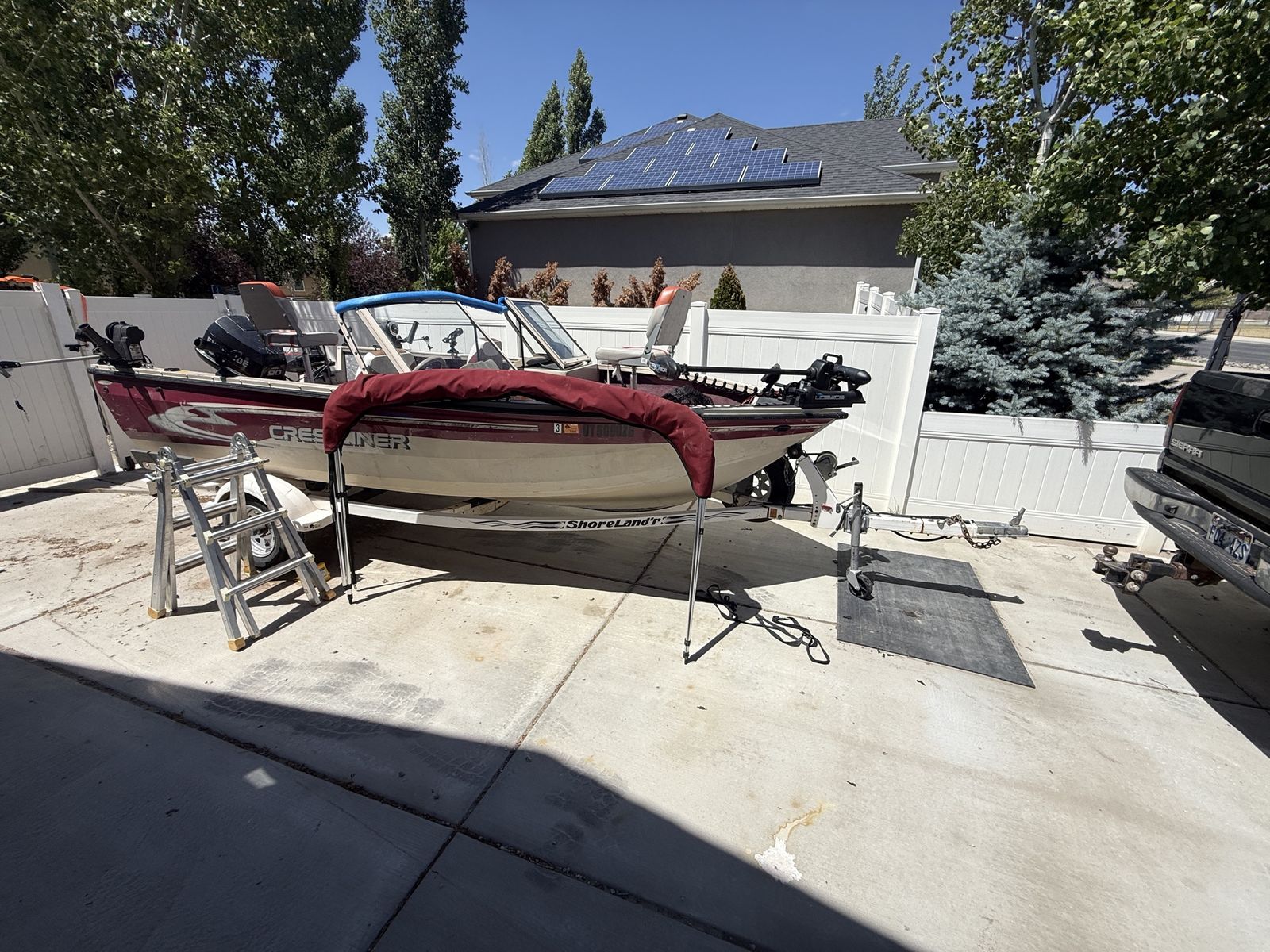 16’ Crestliner aluminum fishing boat.