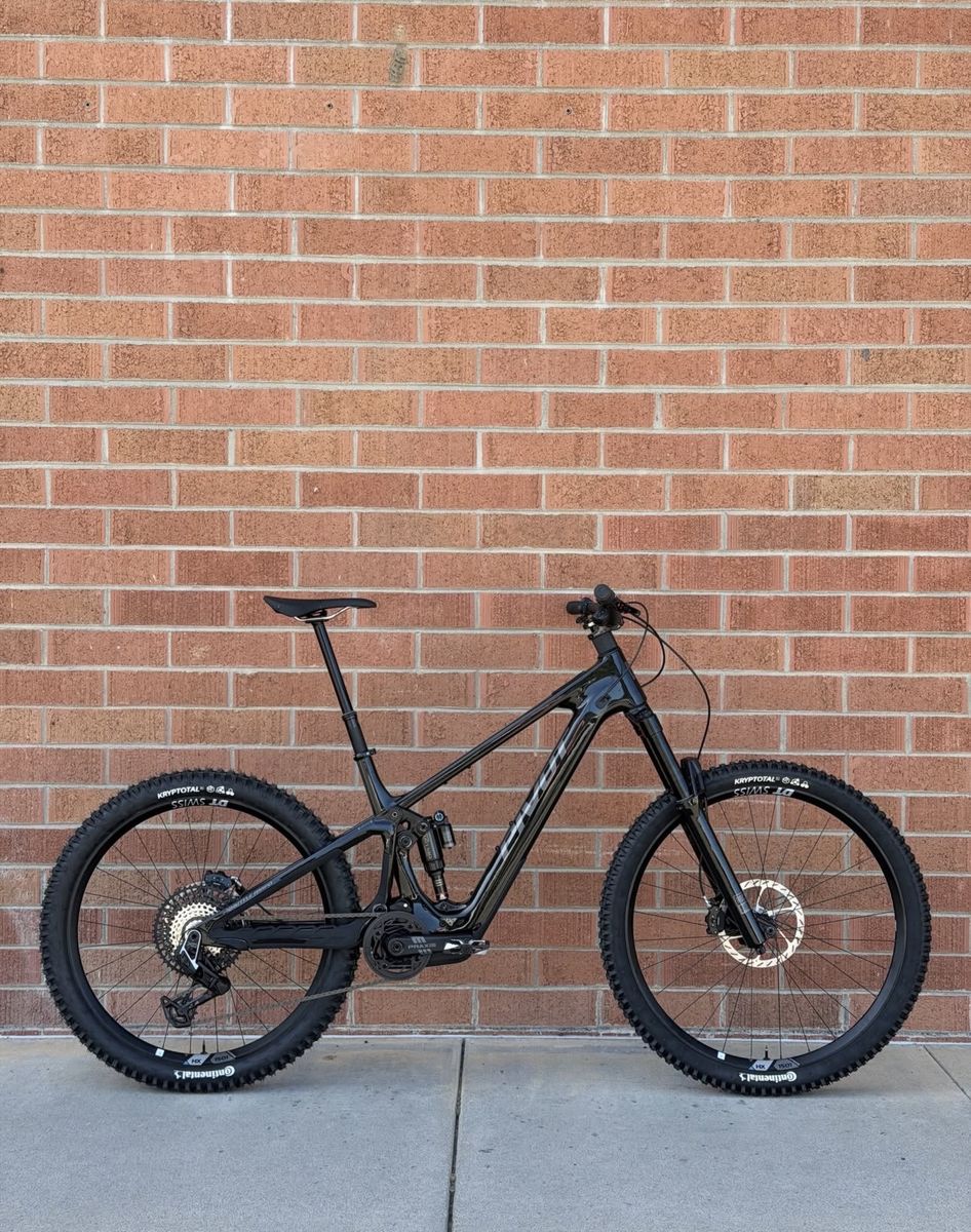 Pivot Full Suspension Mountain Bike - Large Carbon Frame