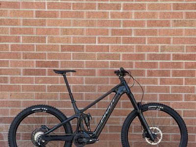 Pivot Full Suspension Mountain Bike - Large Carbon Frame