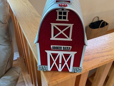 Vintage 2000 musical barn cookie jar that plays Greenacres