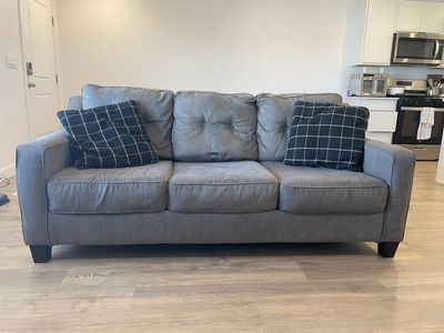 Dark grey couch with pull-out bed - South Provo