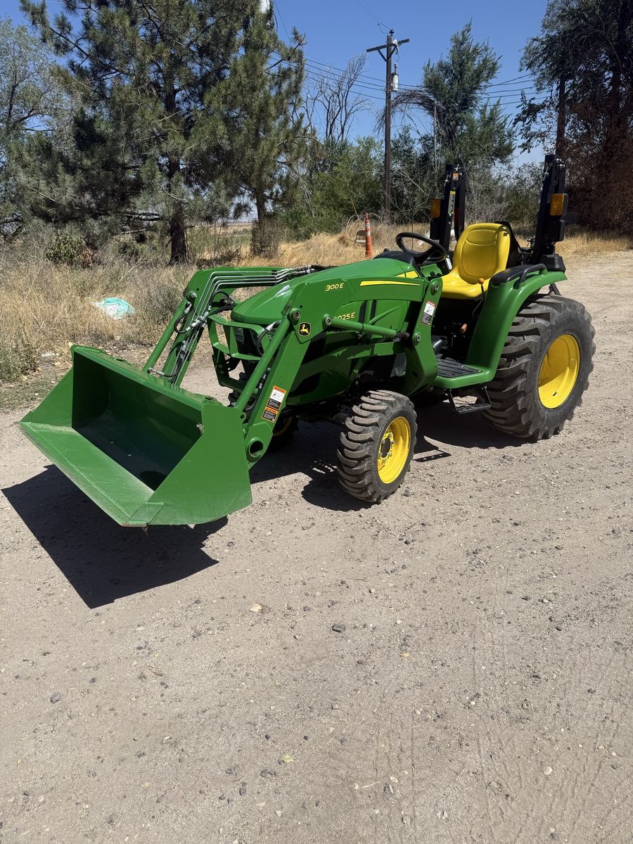 2022 John Deere 3025E !!113 hours!!