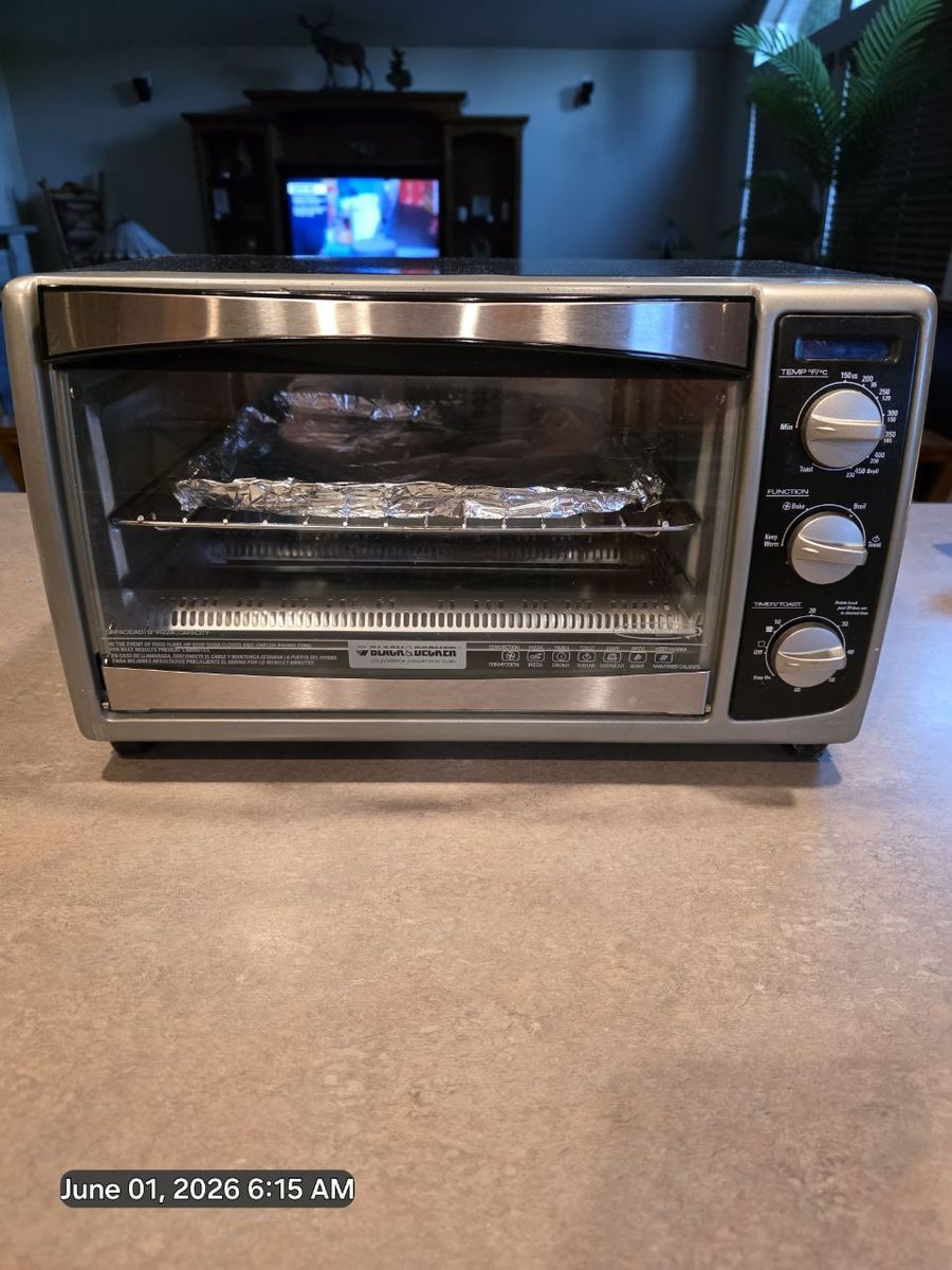 Very nice little clean counter top oven.
