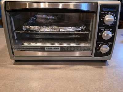 Very nice little clean counter top oven.