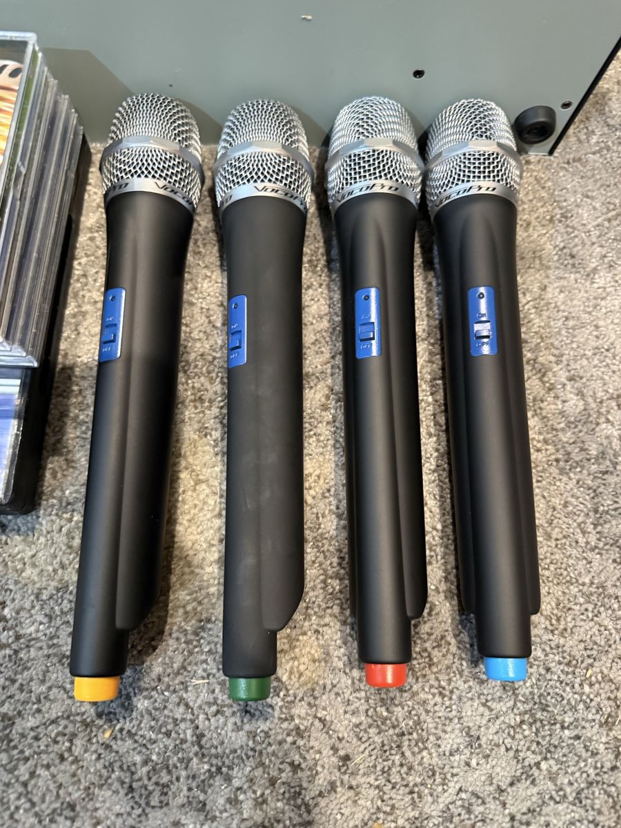 Professional VocoPro Karaoke System – 8 Wireless Microphones + 60 CDs