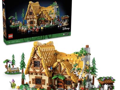 LEGO Snow White and the Seven Dwarfs Cottage 43242