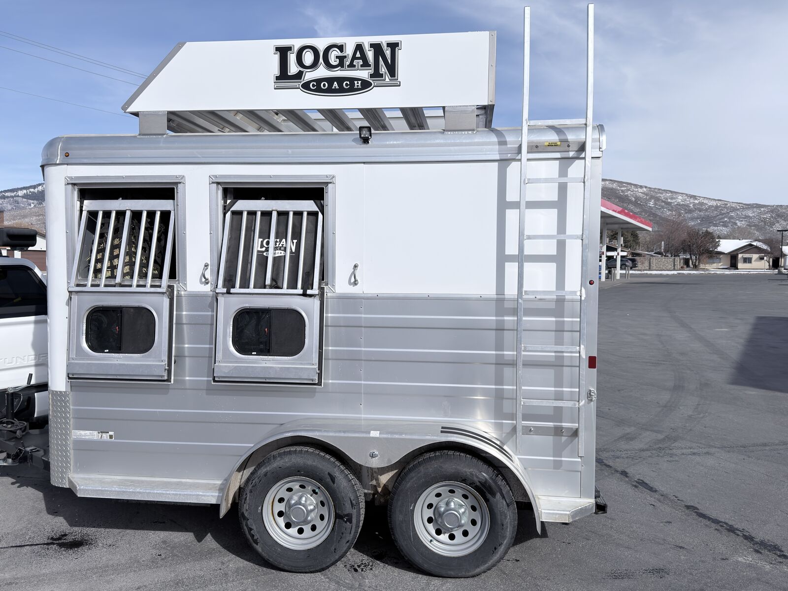 Logan Coach Bulls Eye 2H BP Horse Trailer