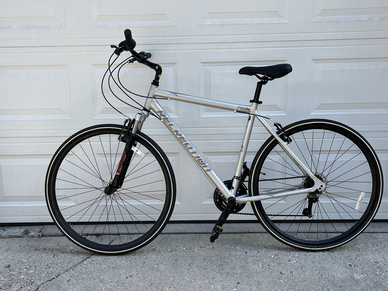 NEW Bicycle with hydraulic front shock.  54cm - 56cm frame size for 5'5" - 6'1" adult. Multiple adjustments.