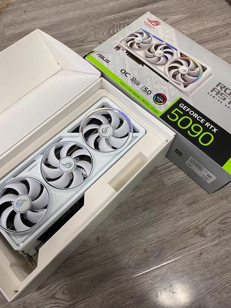 ASUS ROG RTX 5090 / White / 32GB