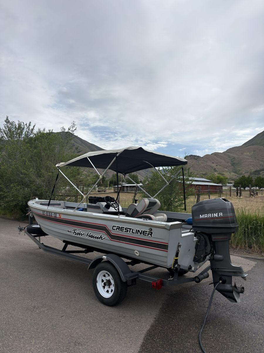 Crestliner fish hawk 160 fishing boat