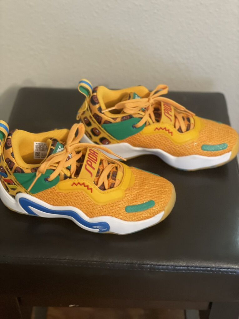 Donovan Mitchell 3 basketball shoes